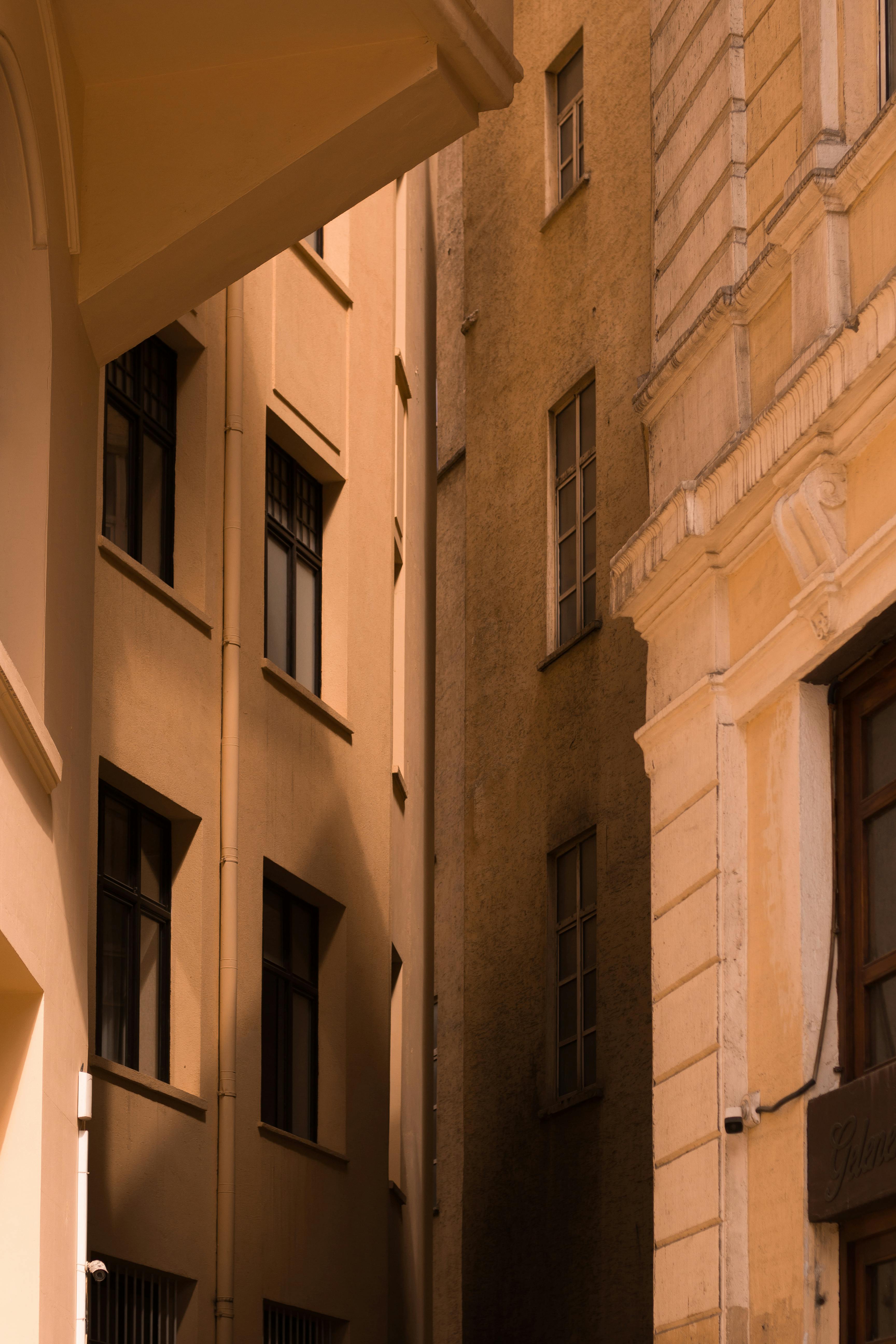 Warm light across façades and architectural details.